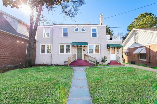 view of front of house featuring a front lawn