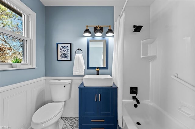 full bathroom featuring shower / bath combo with shower curtain, vanity, and toilet