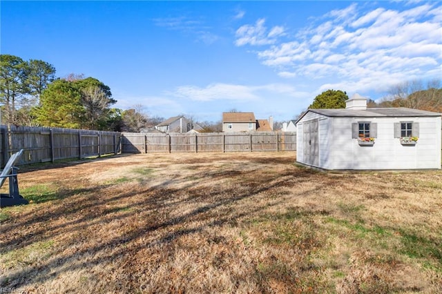 view of yard featuring a storage shed