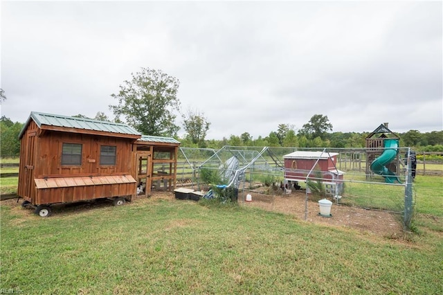 view of yard featuring an outdoor structure