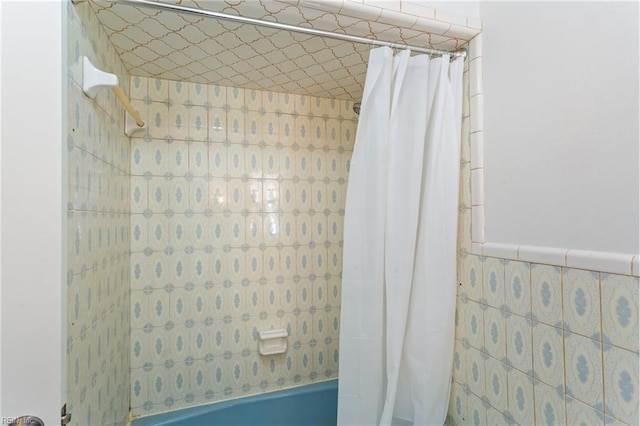 bathroom with shower / tub combo