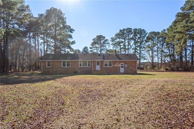 view of front of property with a front lawn