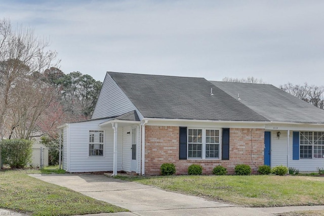 view of front of property featuring a front lawn