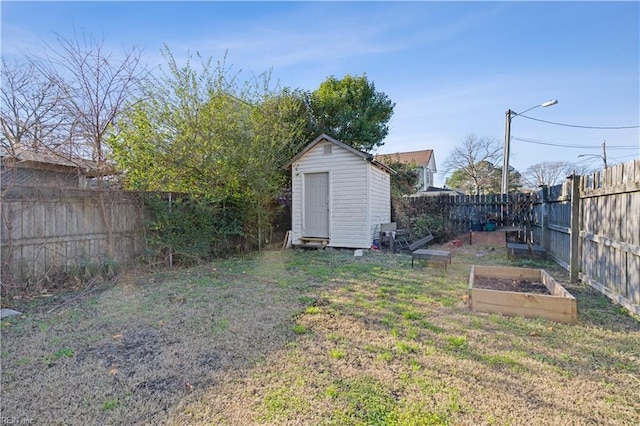 view of yard featuring a shed