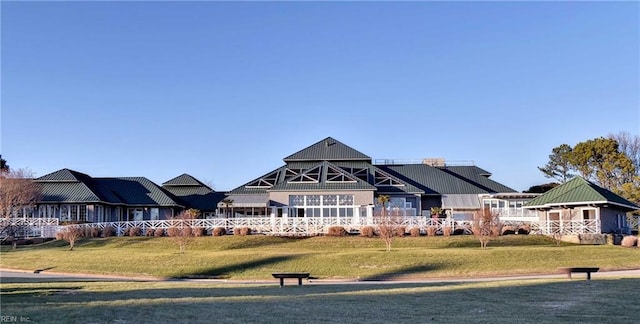 view of front of property featuring a front yard