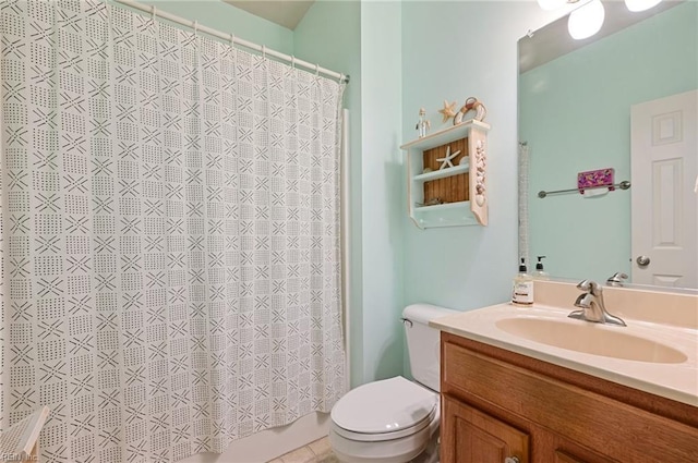 full bathroom with shower / bath combo with shower curtain, vanity, and toilet