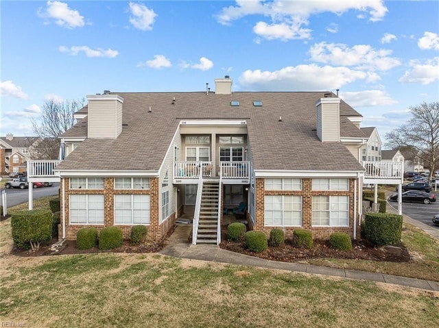 view of front of house featuring a front yard