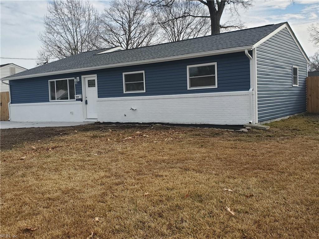 ranch-style home with a front lawn