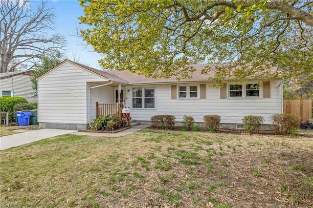 ranch-style home featuring a front lawn