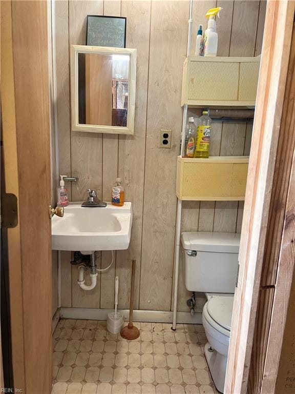 bathroom featuring toilet and sink