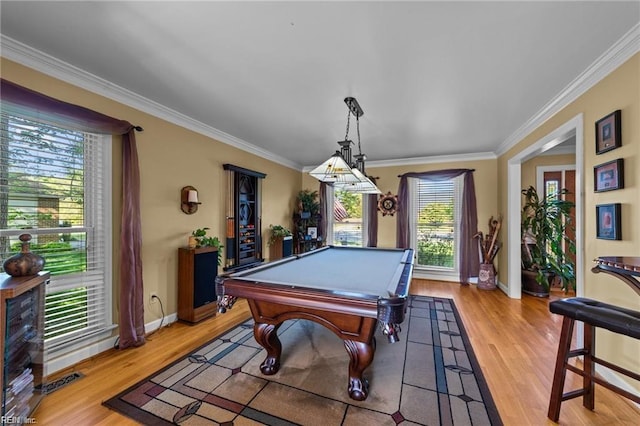 playroom featuring light hardwood / wood-style flooring, crown molding, and pool table