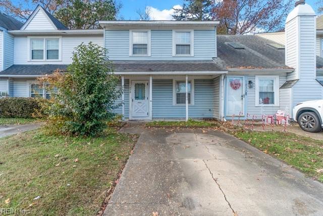 view of front of home featuring a front yard