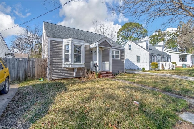 bungalow featuring a front lawn