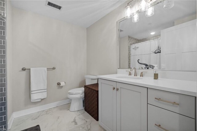 bathroom featuring a shower with shower curtain, vanity, and toilet