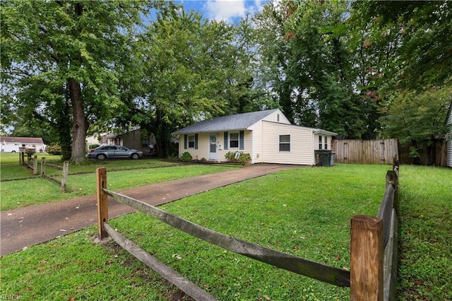 view of front of house featuring a front lawn