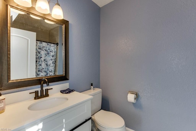 bathroom featuring a shower with curtain, vanity, and toilet