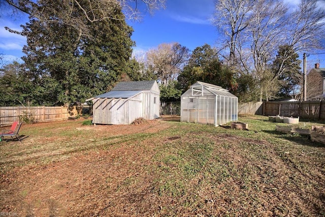 view of yard with an outdoor structure