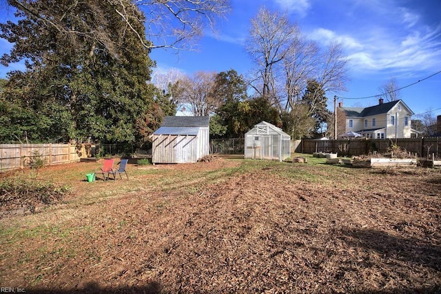 view of yard featuring an outdoor structure