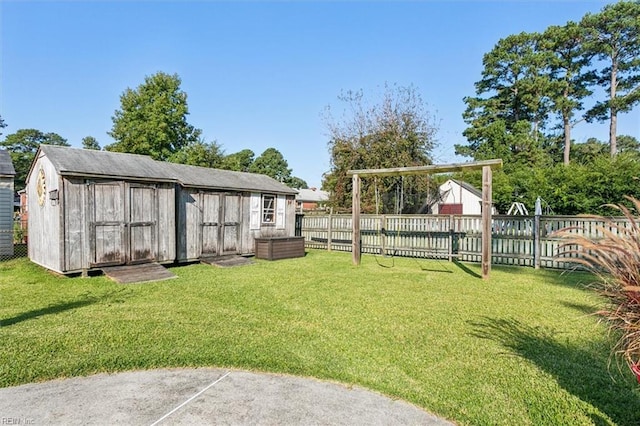 view of yard featuring a shed