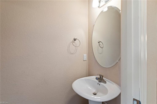 bathroom featuring sink