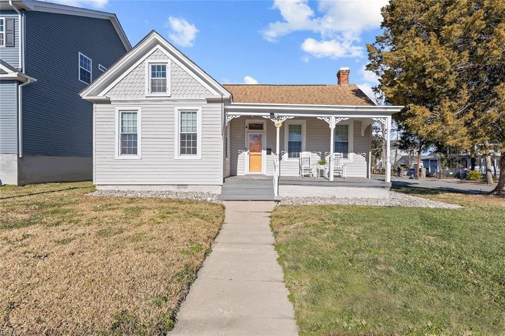 view of front of property with a front lawn and covered porch