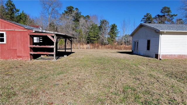 view of yard with an outbuilding