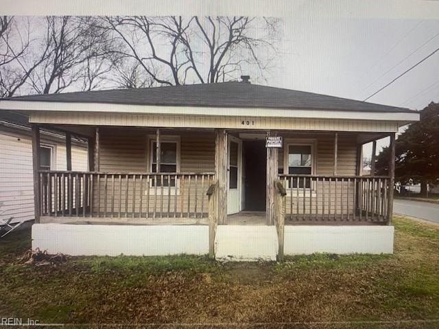 view of front of property with a porch and a front lawn