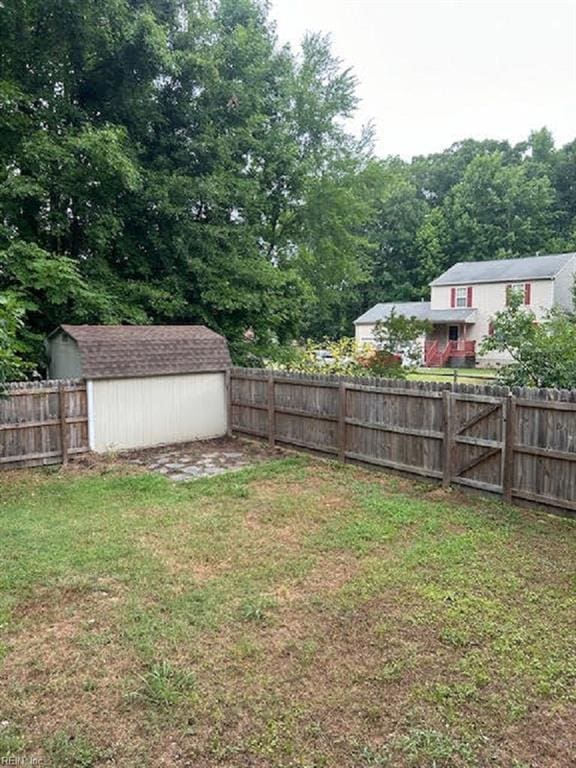 view of yard featuring a storage shed