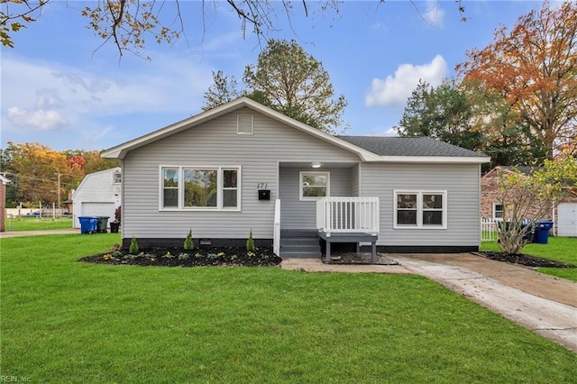 view of front of home featuring a front yard