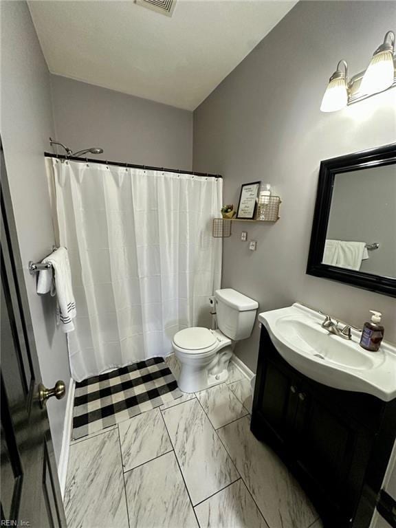 bathroom featuring a shower with shower curtain, vanity, and toilet