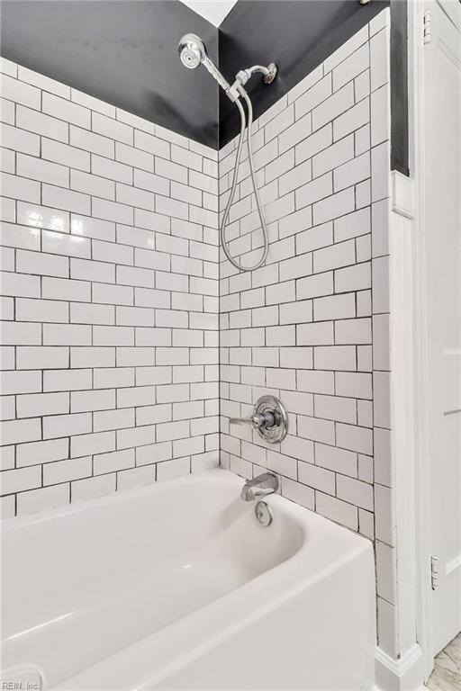 bathroom with tiled shower / bath