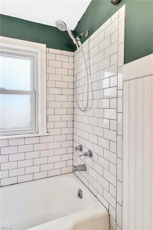 bathroom with tiled shower / bath