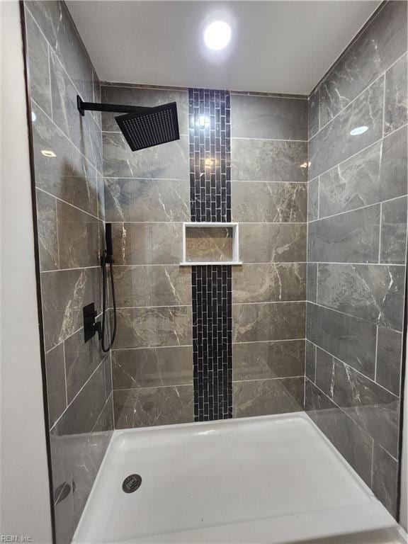 bathroom featuring a tile shower