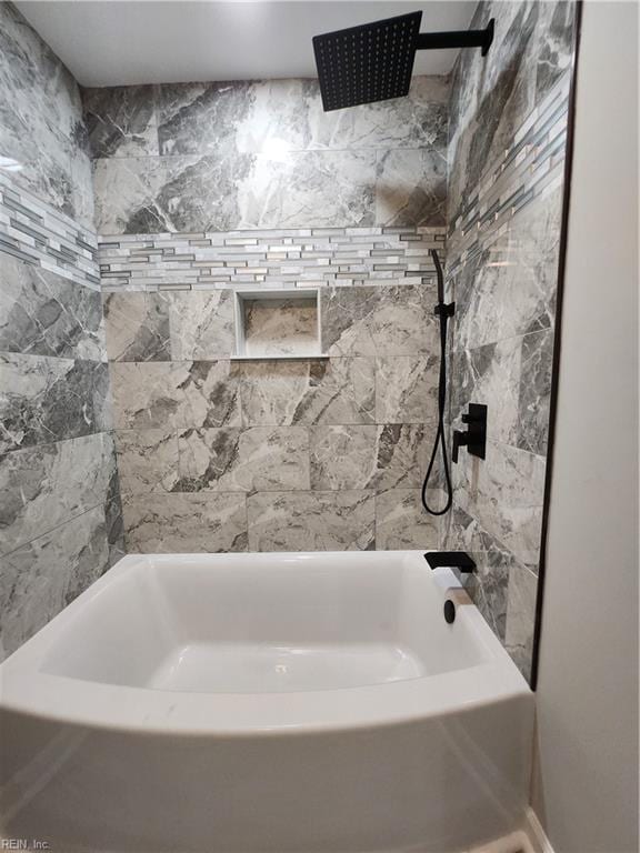 bathroom featuring tiled shower / bath combo