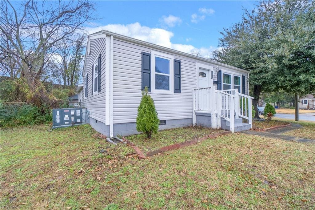 view of front of property with a front lawn