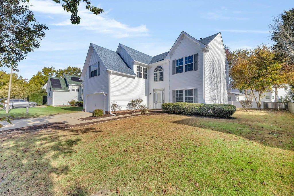 view of front of home featuring a front yard and a garage