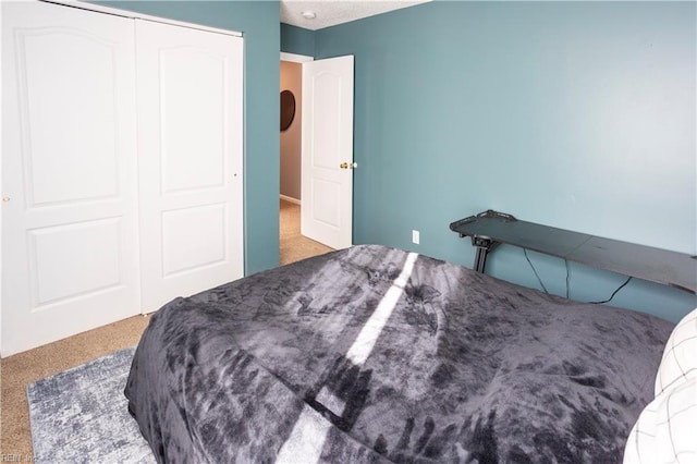 bedroom featuring carpet flooring and a closet