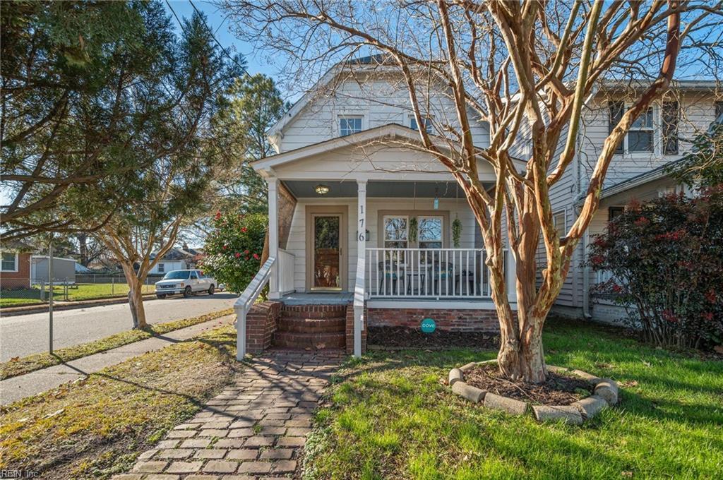 view of front facade with covered porch and a front lawn