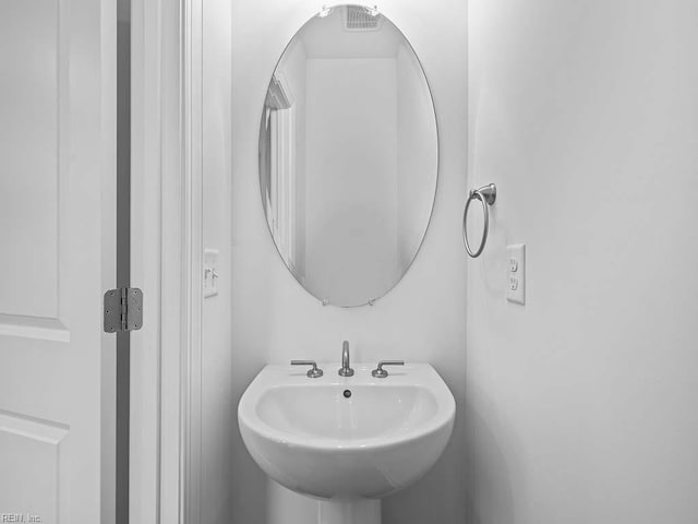 bathroom featuring sink