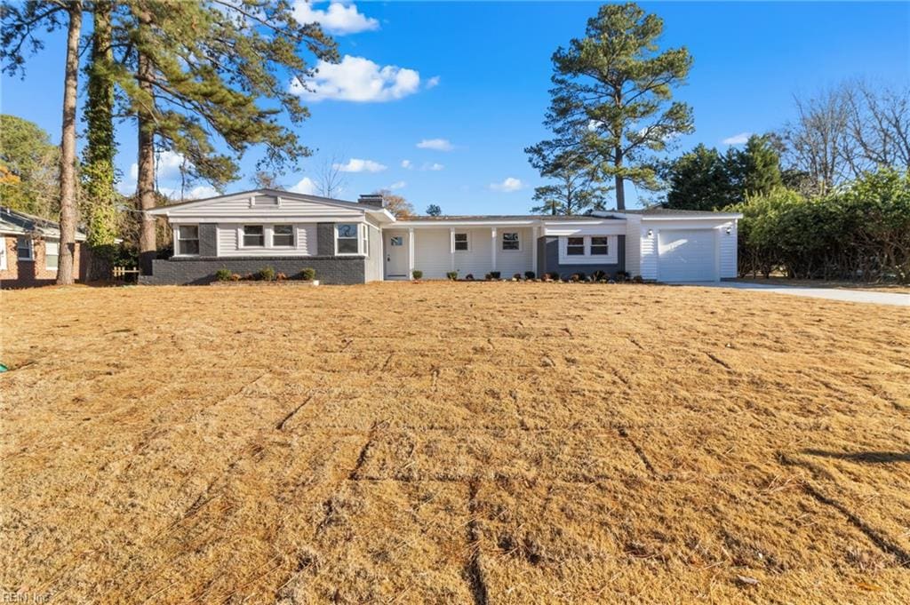 ranch-style house featuring a front lawn and a garage