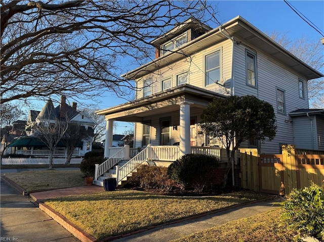 view of front facade with covered porch and a front yard