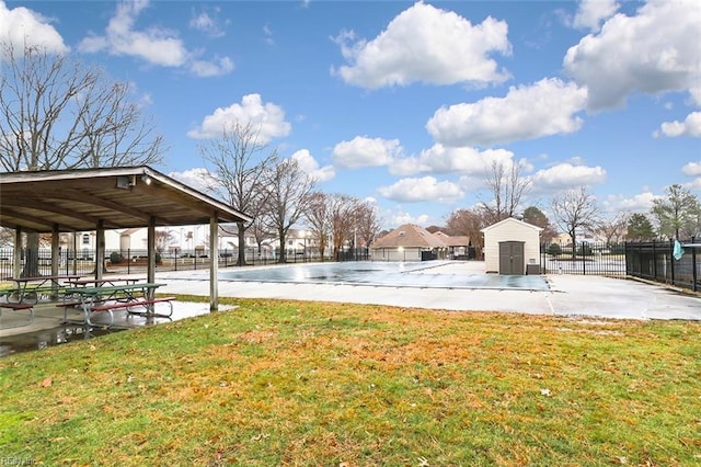 view of yard with a storage shed