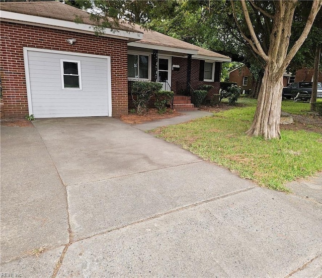 ranch-style house featuring a front lawn