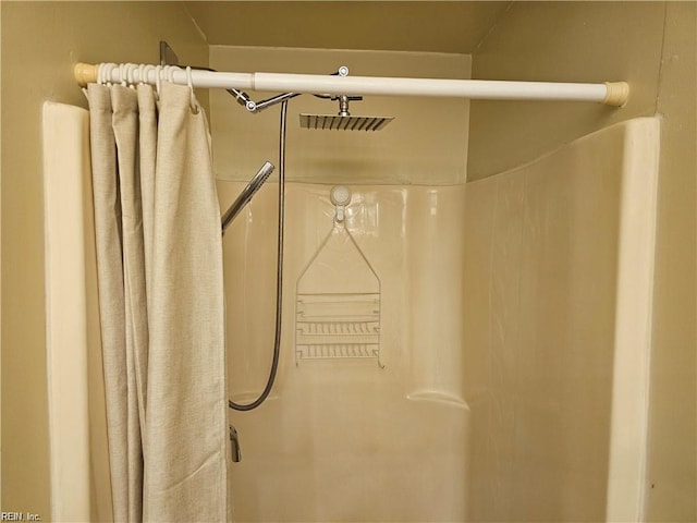 room details featuring a shower with shower curtain