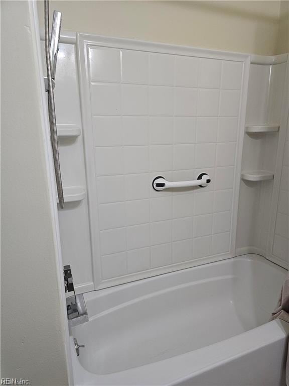 bathroom with tiled shower / bath