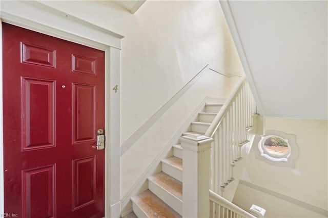 entryway featuring lofted ceiling