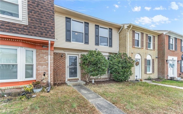 townhome / multi-family property with a front lawn