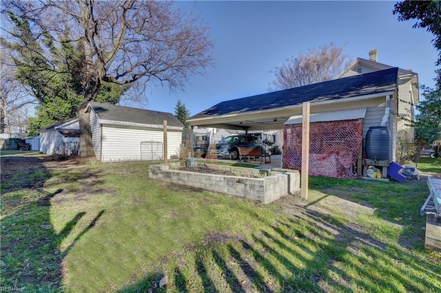 view of yard with an outbuilding