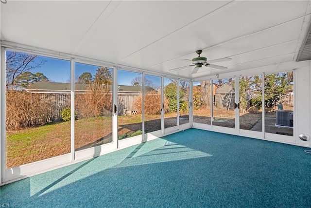 sunroom with ceiling fan