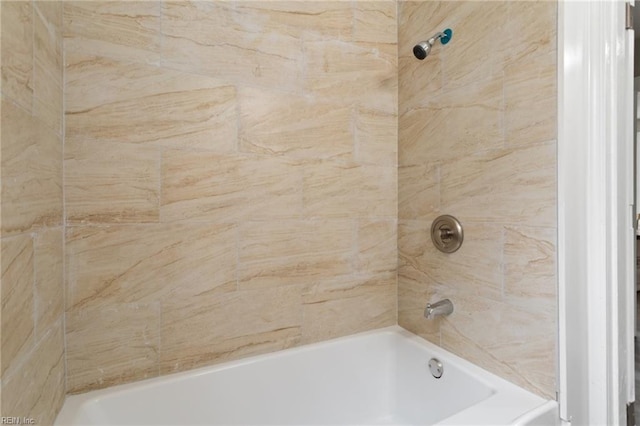 bathroom featuring tiled shower / bath